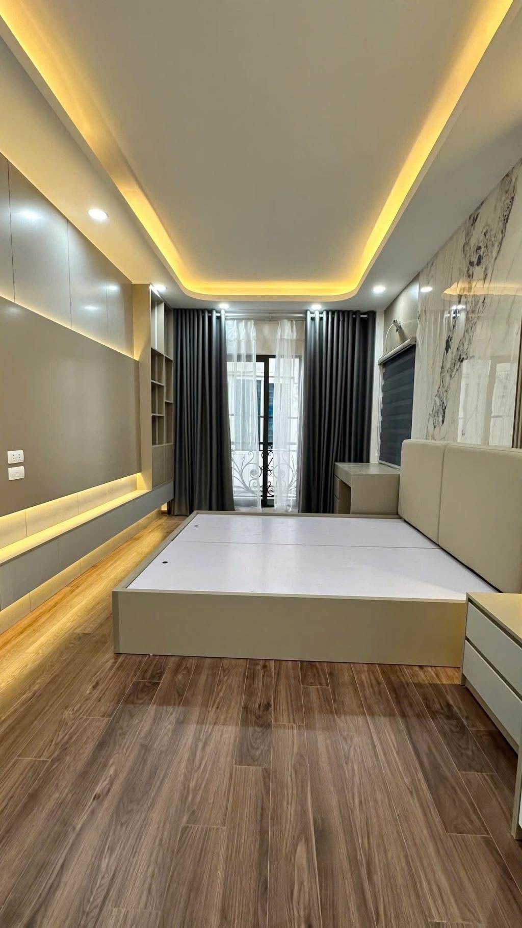 Hoàng Mai 36m x 5 tầng nhỉnh 7 đồng 10m ra đường ô tô tránh nhau Nhà mới tinh,
